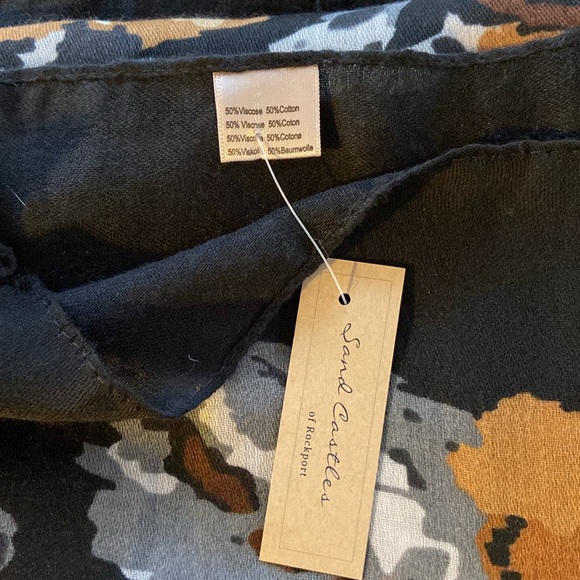 NEW Floral Patterned Lightweight Scarf with Tassels 72” x 24” - Picture 4 of 4